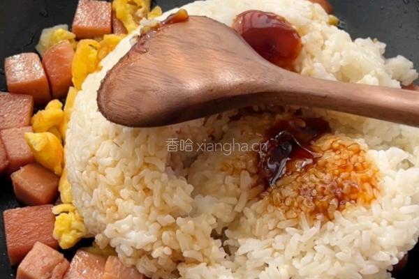海苔午餐肉炒饭的做法图解7