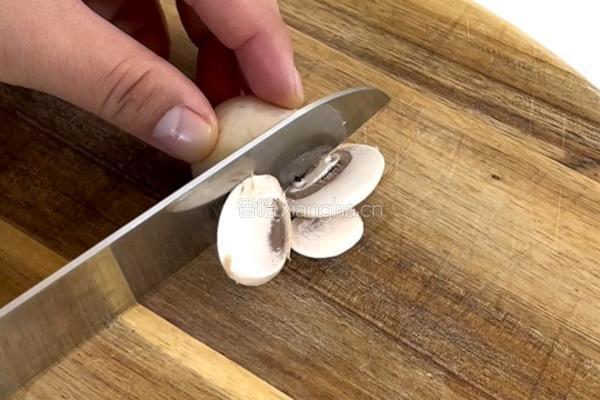 黑椒口蘑煎鸡肉的做法图解3