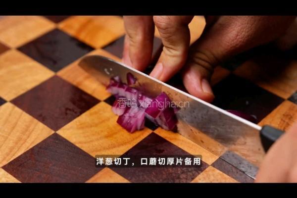 法式鲜虾玉米蘑菇汤的做法图解3