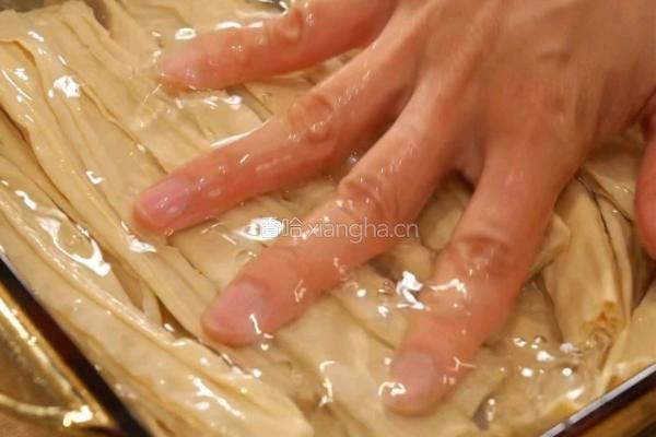 葱烧腐竹煲的做法图解1