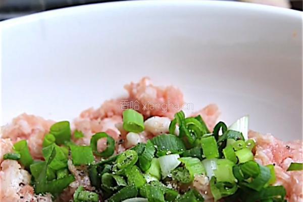 一口爆汁！鲜香黑虎虾蒸饺绝了的做法图解3