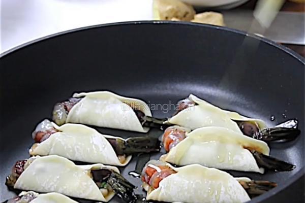 一口爆汁！鲜香黑虎虾蒸饺绝了的做法图解4
