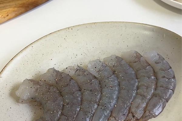 黑椒腌制虾仁邂逅脆嫩芦笋与口蘑，成就春日下饭神菜！的做法图解1
