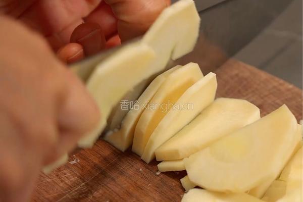 双菇烩冬笋：春日餐桌上的味觉盛宴的做法图解1