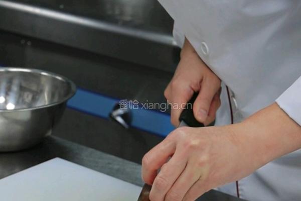 蒜香口蘑鸡的做法图解1