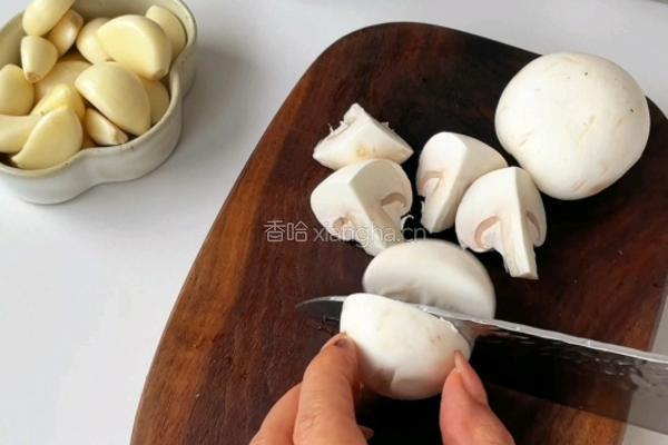 蒜香口蘑鸡腿的做法图解1