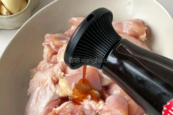 蒜香口蘑鸡腿的做法图解2
