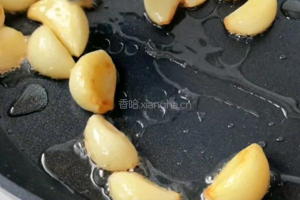 蒜香口蘑鸡腿的做法图解4