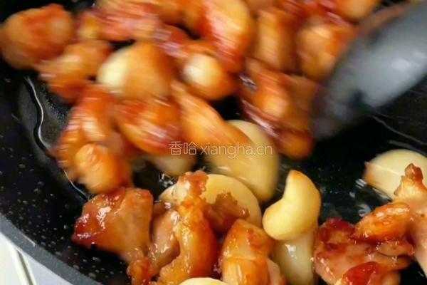 蒜香口蘑鸡腿的做法图解5