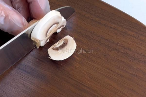 蒜香口蘑鸡翅的做法图解4