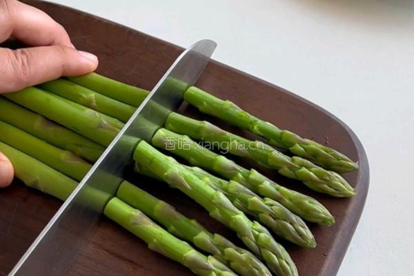 芦笋牛肉卷的做法图解2