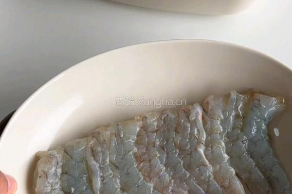 酸辣柠檬虾的做法图解1
