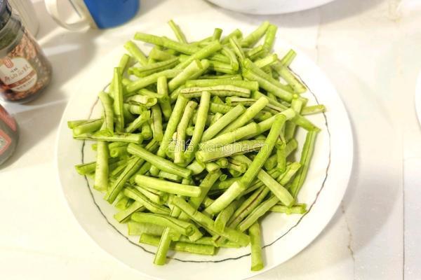 鱿鱼炒豆角的做法图解1