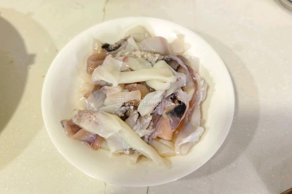 鱿鱼炒豆角的做法图解3