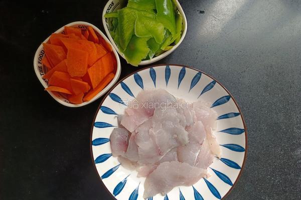 椒麻鲈鱼片的做法图解1