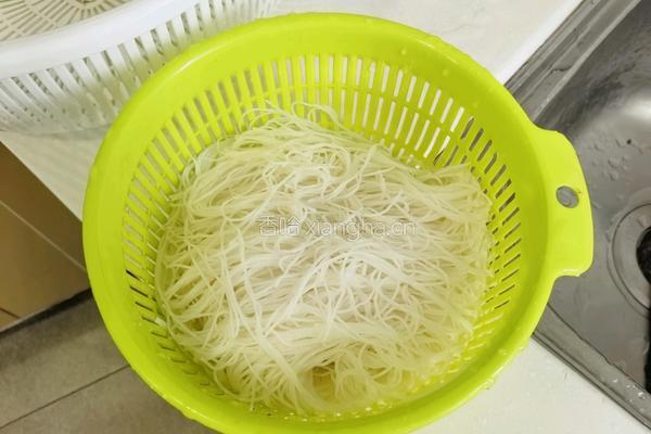 肉丸青菜汤米粉的做法图解1