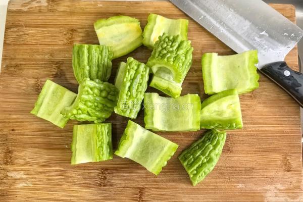 凉瓜黄豆排骨汤的做法图解3