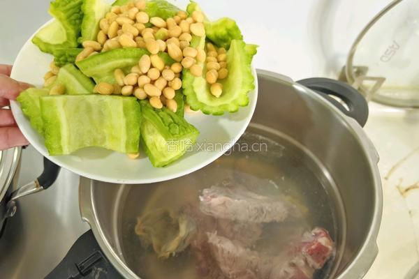 凉瓜黄豆排骨汤的做法图解4