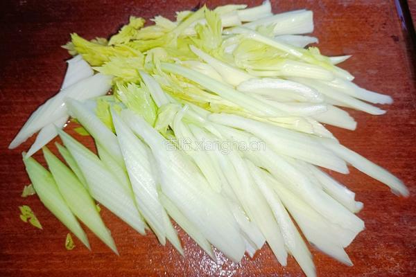 油豆腐炒芹菜的做法图解2
