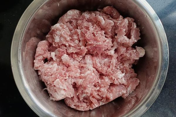 肉圆炖白菜的做法图解1