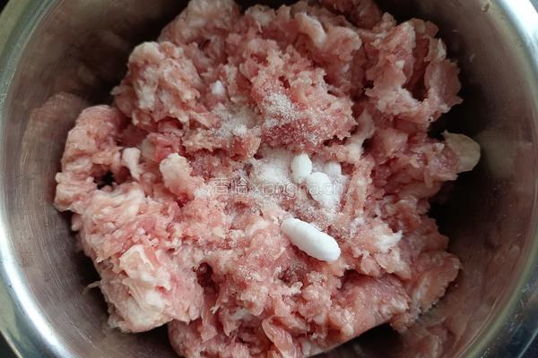 肉圆炖白菜的做法图解2