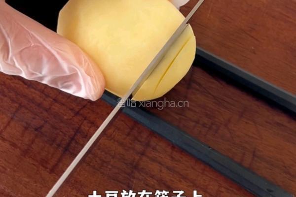 椒盐风琴土豆的做法图解1