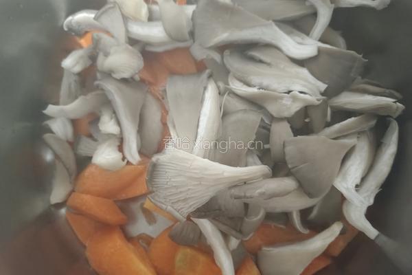 胡萝卜平菇炖肉丸的做法图解4