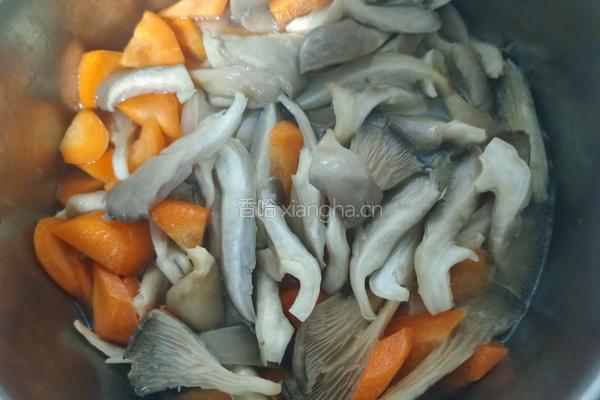 胡萝卜平菇炖肉丸的做法图解5