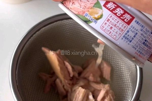 金枪鱼生菜拌饭的做法图解1