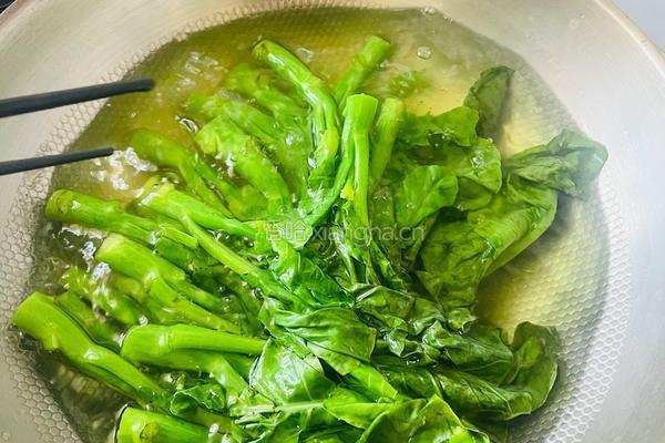 清炒芥兰的做法图解1