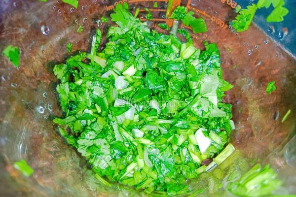 香菜葱花煎蛋的做法图解4