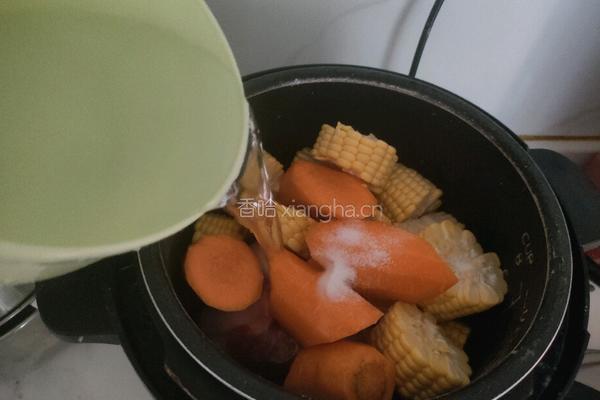 玉米胡萝卜筒骨汤的做法图解6