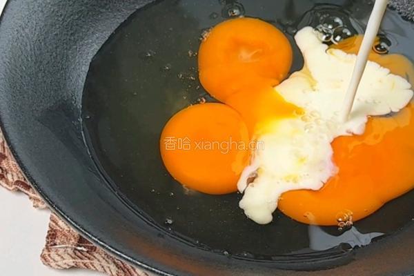 蟹味菇滑蛋的做法图解1