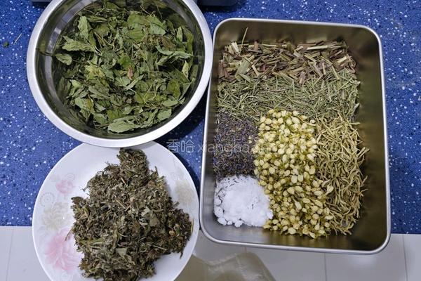 自制花露水的做法图解1