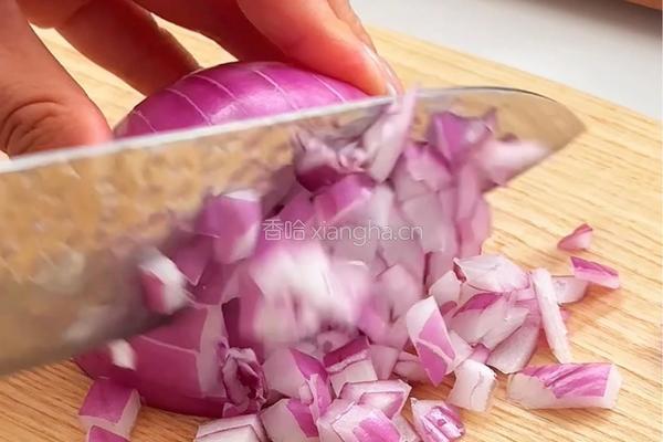 牛奶咖喱肉臊饭的做法图解1