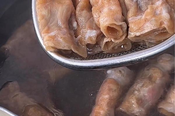 番茄肥牛黑松露虾滑乌冬面的做法图解2
