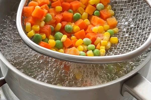 菠萝虾仁蛋炒饭的做法图解4