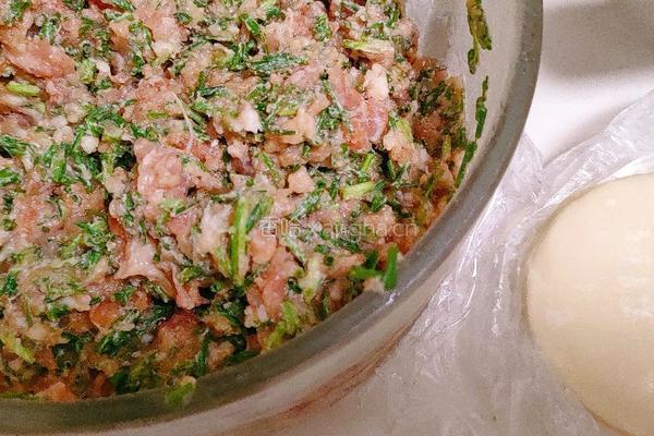 香葱鲜肉锅贴的做法图解1