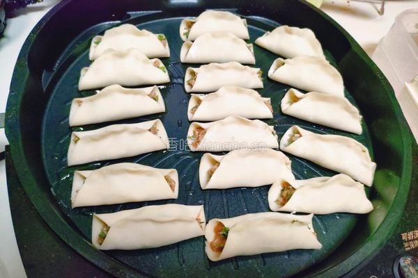 香葱鲜肉锅贴的做法图解6