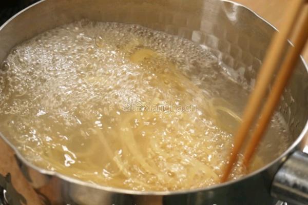 黑松露蒜香奶油虾意面的做法图解1