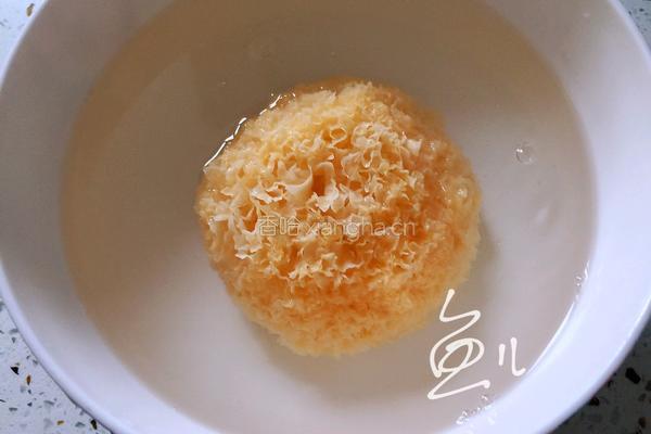 银耳莲子红枣汤的做法图解4