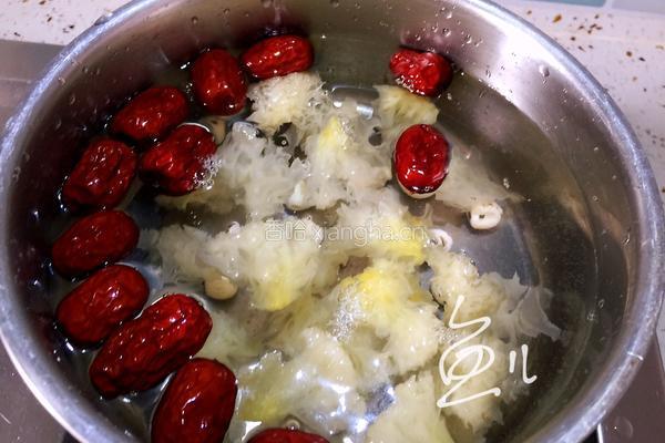 银耳莲子红枣汤的做法图解7
