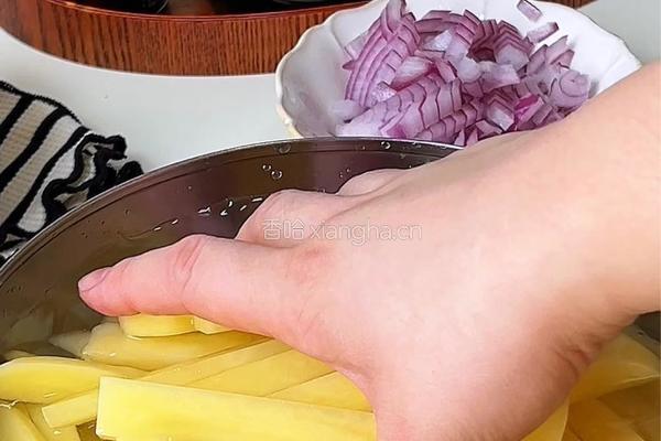 芝士肉酱薯条的做法图解1