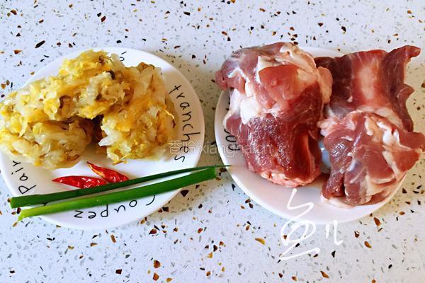 酸菜炖大骨的做法图解1