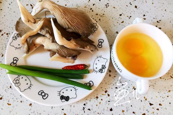 平菇炒鸡蛋的做法图解1