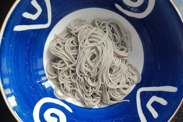 洋葱虾仁凉拌荞麦面的做法图解7