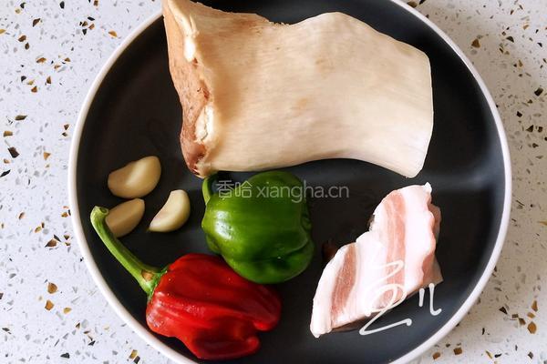 杏鲍菇炒肉片的做法图解1