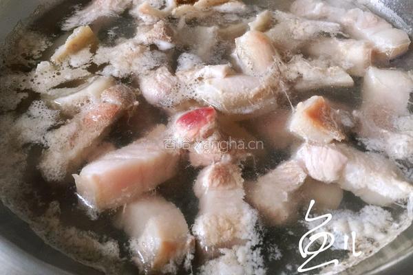 五花肉焖莲藕的做法图解1