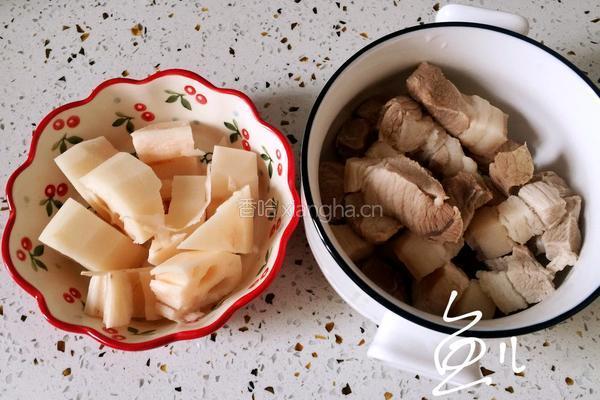 五花肉焖莲藕的做法图解2