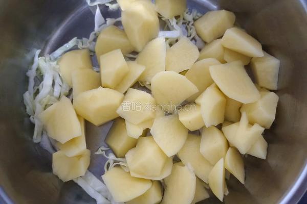 减脂餐土豆炖肉荞麦面 的做法图解4